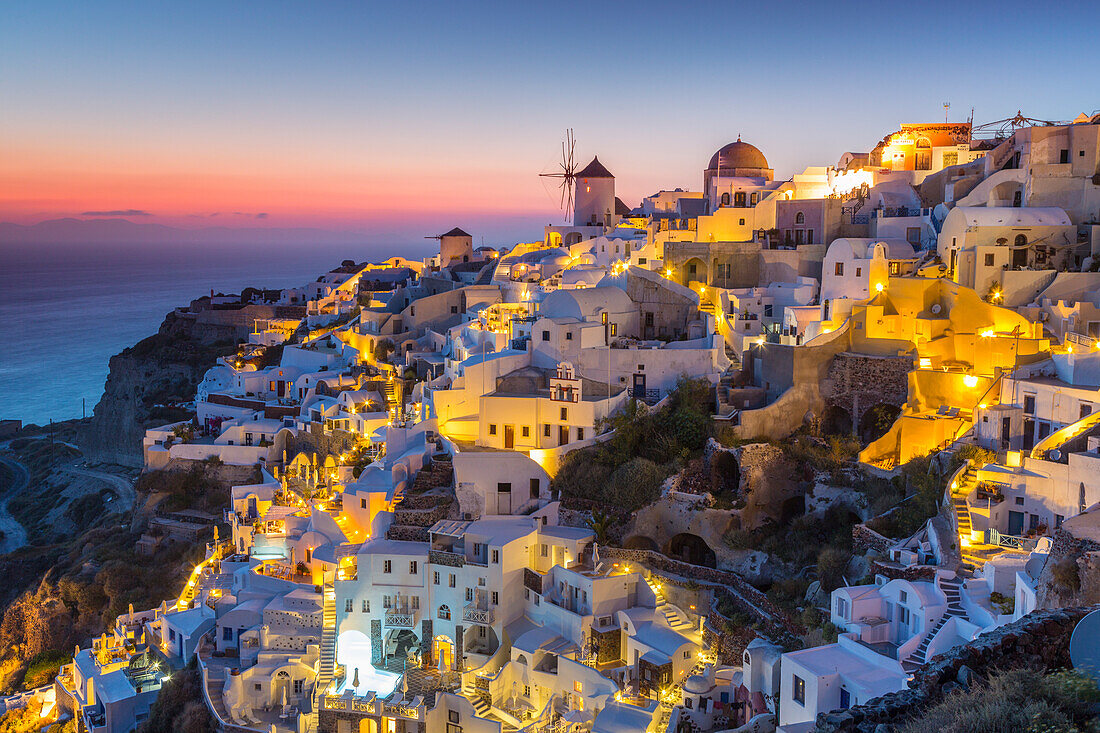 Sonnenuntergang im Dorf Oia auf Santorin, Kykladeninseln, Griechenland