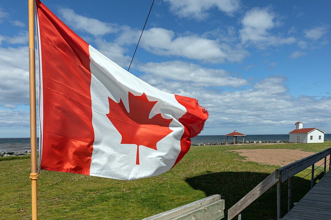 Kanadische Flagge neben dem Leuchtturm, miscou island, new brunswick, kanada, nordamerika
