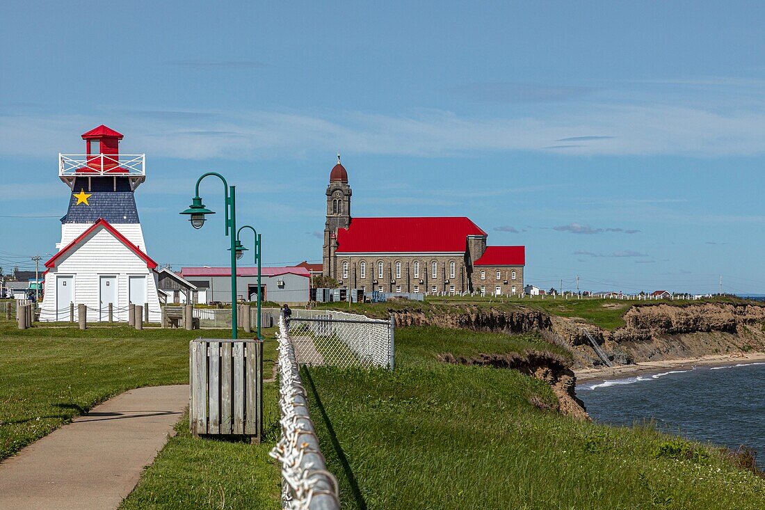 Hölzerner Leuchtturm und Arkadenfarben und die katholische Kirche der Heiligen Simon und Judas, Grande-Anse, New Brunswick, Kanada, Nordamerika