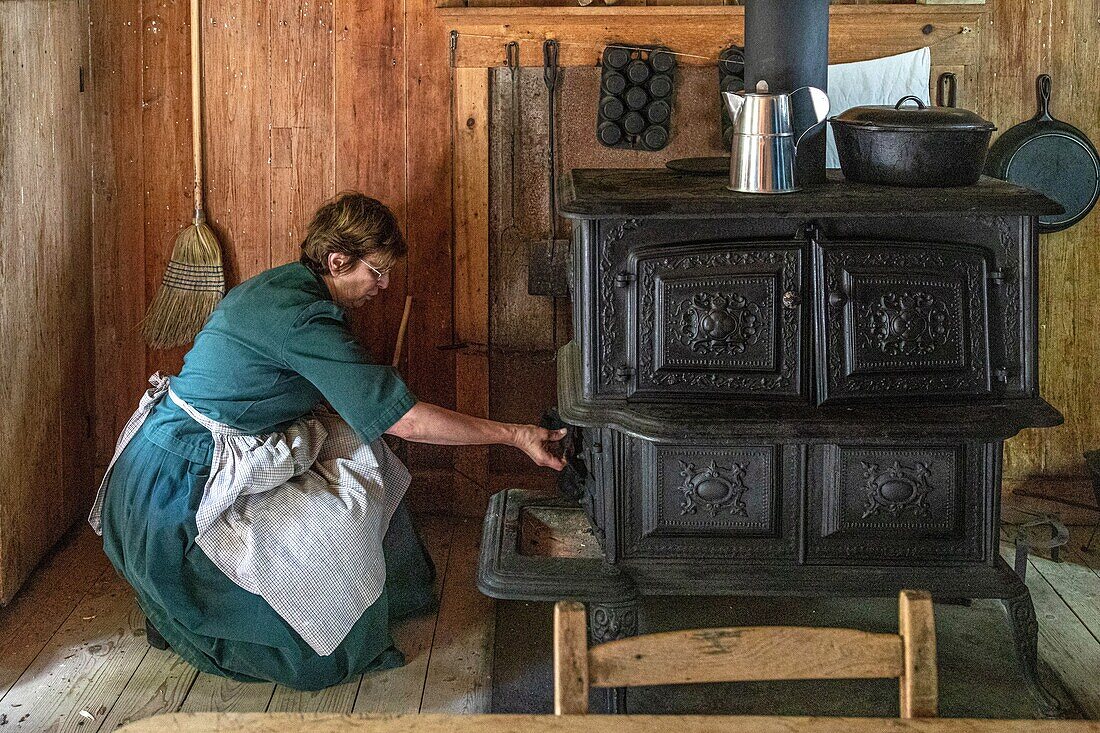 Holzofen in der Küche, Godin-Haus von 1890, historisches Akadiendorf, Bertrand, New Brunswick, Kanada, Nordamerika