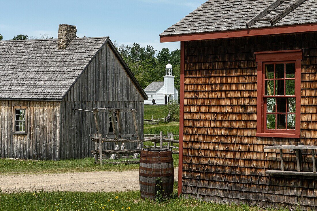 Blick auf das Dorf und die 1831 erbaute Kapelle, historisches Akadiendorf, Bertrand, New Brunswick, Kanada, Nordamerika