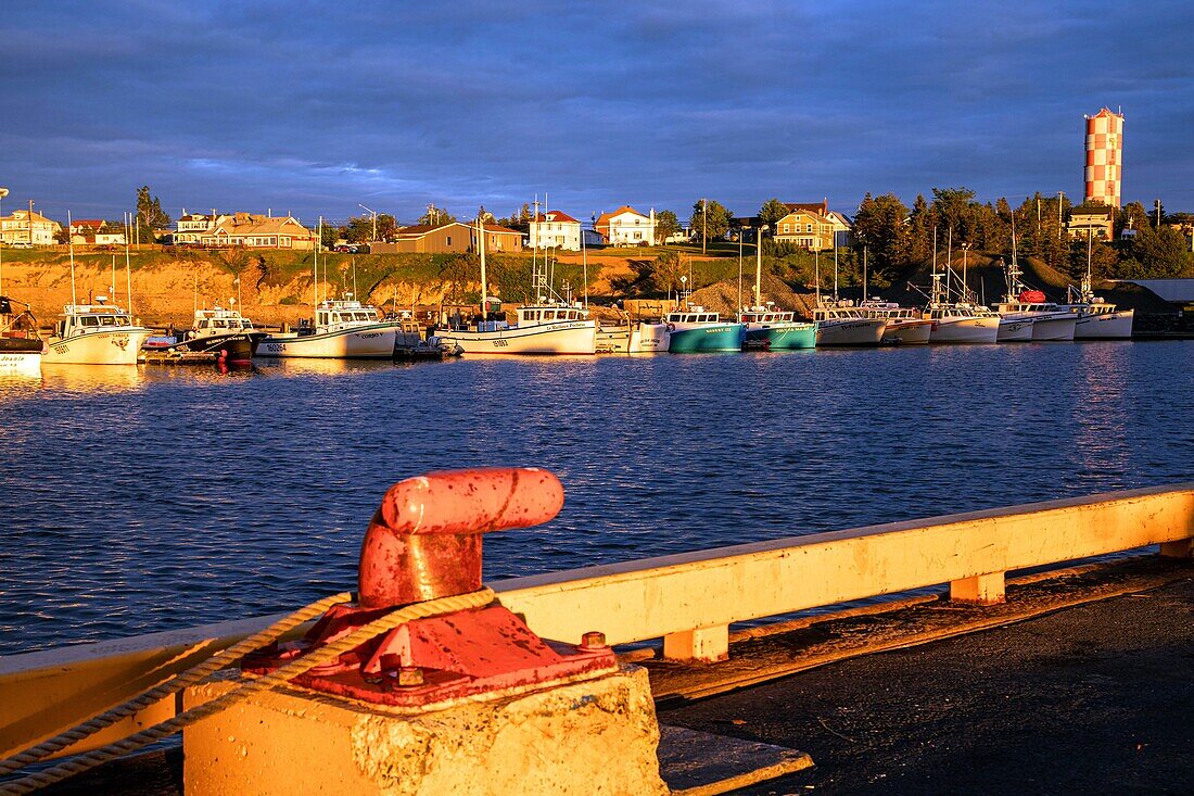 Fischerboot und Häuser an der Bucht, Fischereihafen bei Sonnenuntergang, caraquet, new brunswick, kanada, nordamerika