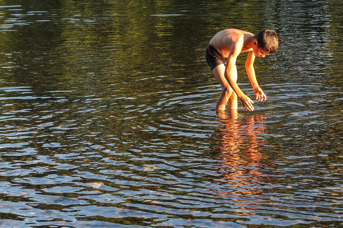 Kinder, die im Wasser spielen, der Fluss lot, perigord, frankreich