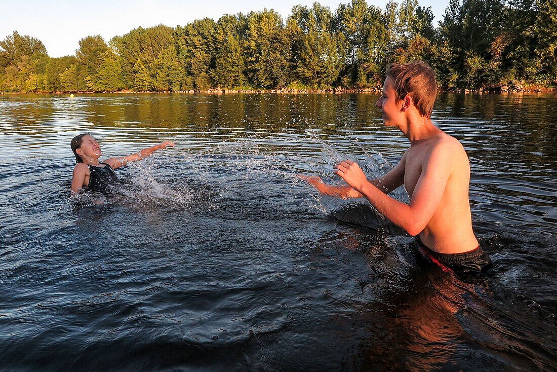 Kinder, die im Wasser spielen, der Lot-Fluss, Perigord, Frankreich