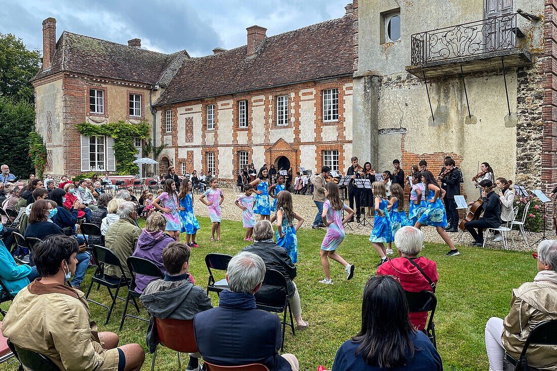 konzert und tanzvorführung unter freiem himmel im chateau de cheronvilliers, rugles, eure, normandie, frankreich