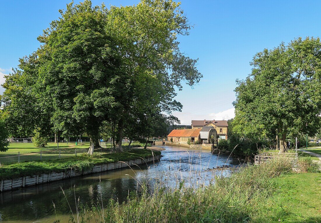 Der Fluss Risle vor der Fenderie (ehemaliger Industriestandort), Rugles, Eure, Normandie, Frankreich