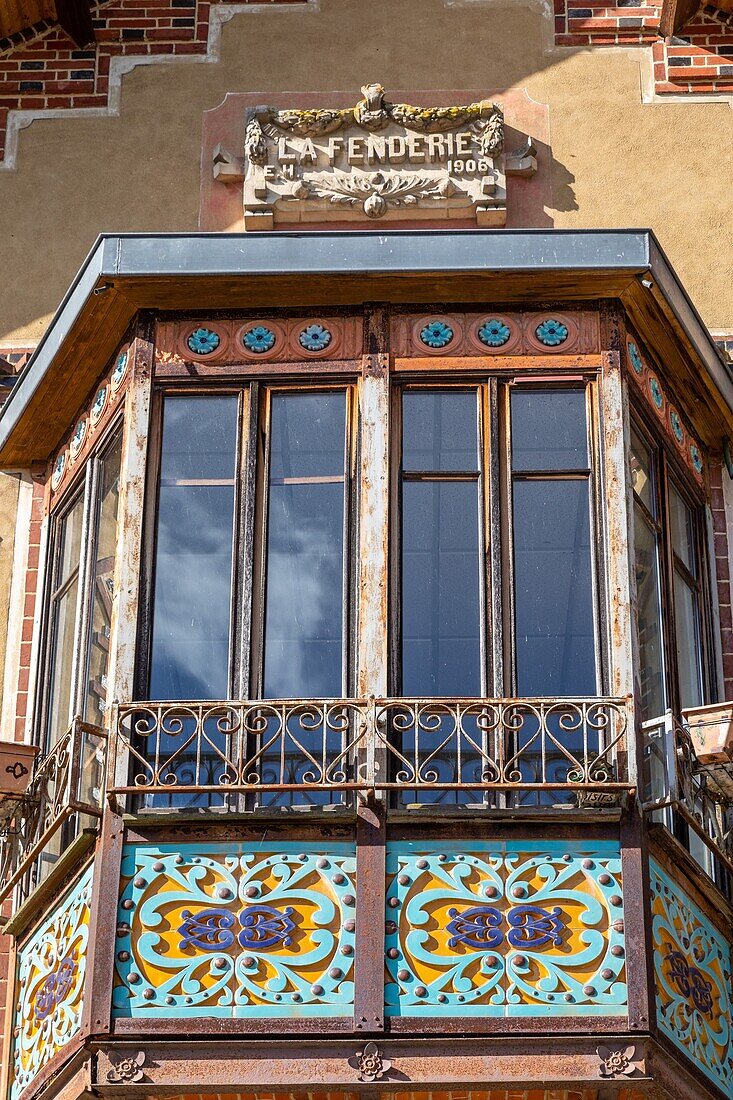 Art-déco-Fassade der Fenderie (ehemaliger Industriestandort), Rugles, Eure, Normandie, Frankreich