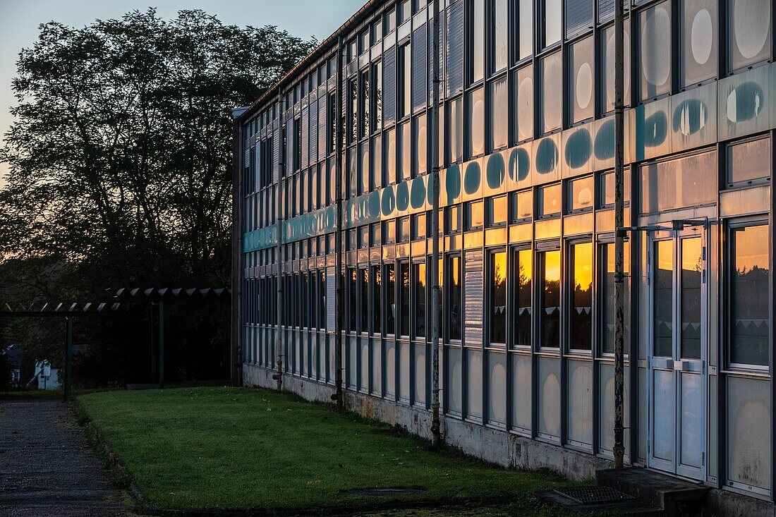 Fassade des Pailleron-Gebäudes am Gymnasium Victor Hugo, Rugles, Eure, Normandie, Frankreich