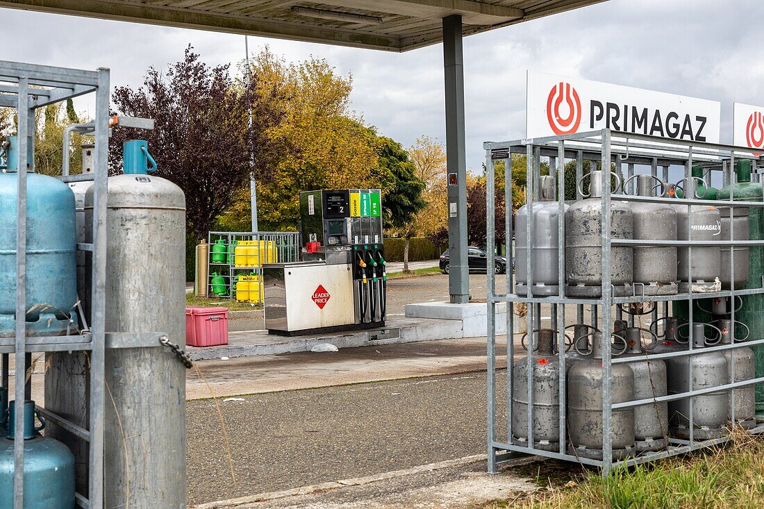 Preisgünstige Tankstelle auf dem Lande mit Vorrat an Flaschengas, Rugles, Eure, Normandie, Frankreich