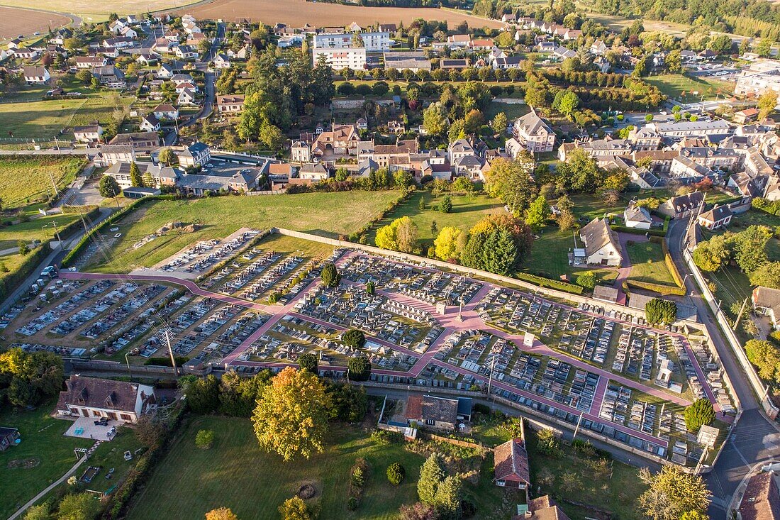 Von der Stadt bewachsener Friedhof, Rugles, Eure, Normandie, Frankreich