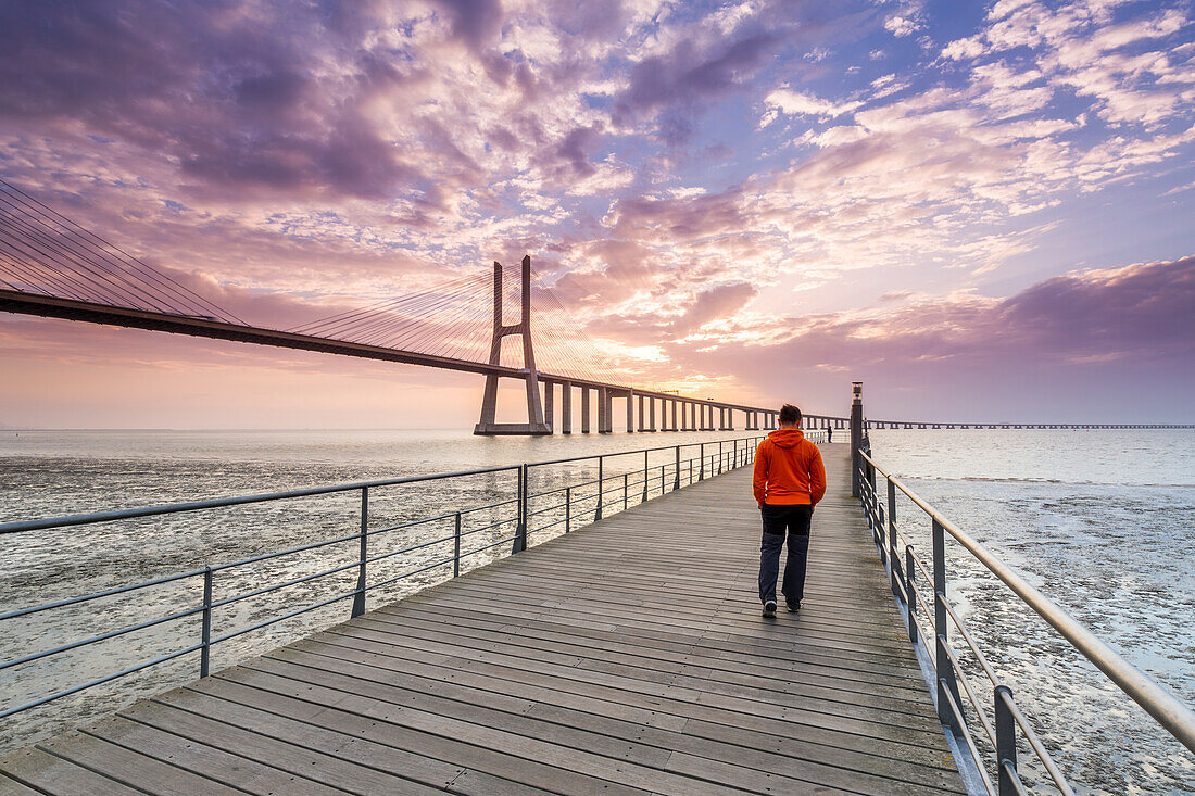 Vasco-Da-Gama-Brücke bei Sonnenaufgang, Lissabon, Portugal