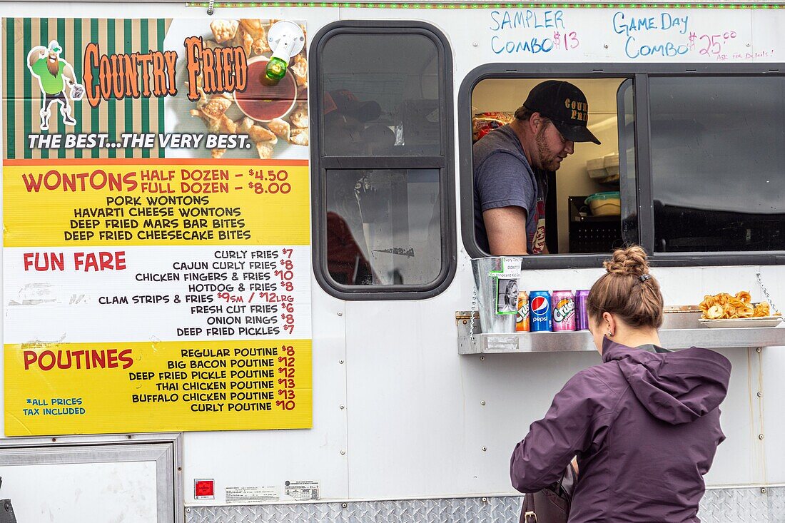 Imbisswagen mit Käsepommes und Wontons, Markt in Fredericton, new brunswick, kanada, nordamerika