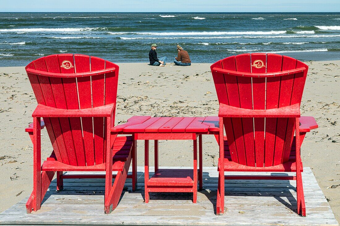Roter Liegestuhl am Strand der Saint-Louis-Lagune, Kouchibouguac-Nationalpark, New Brunswick, Kanada, Nordamerika
