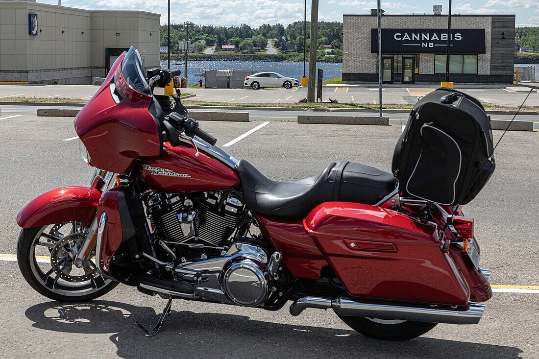 Harley davidson vor einem staatlichen Laden, der legal Cannabis verkauft, new brunswick, kanada, nordamerika