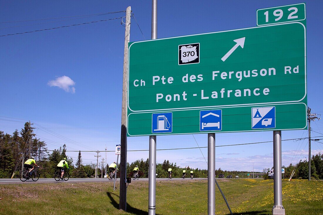 Fahrräder unter dem Schild für die Route 370 fergusons' point, pont-lafrance, tracadie-sheila, new brunswick, kanada, nordamerika