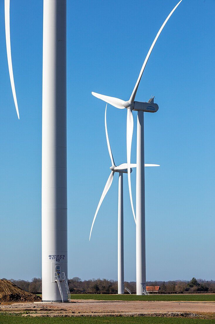Windkraftanlagen auf dem Lande im Departement Eure, Energieautonomie, Normandie, Frankreich