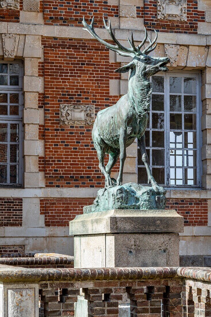 Der Hirsch, der im Zweiten Weltkrieg von einer deutschen Kugel getroffen wurde, die Landwirtschaftsschule im Château de Chambray, Mesnil-sur-iton, Eure, Normandie, Frankreich