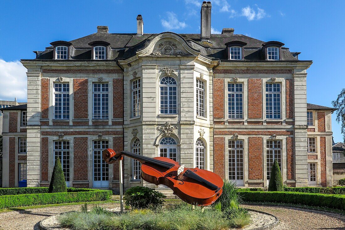 Cello vor der Musik- und Tanzschule in der Stadt lisieux, calvados, normandie, frankreich