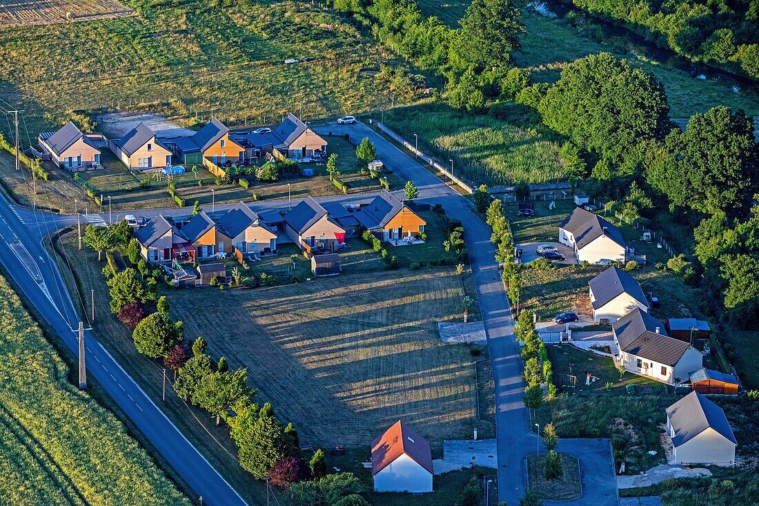 Einzelne Wohnsiedlung, die sich über die landwirtschaftlichen Flächen erhebt, Landschaft, Bourth, Eure, Normandie, Frankreich