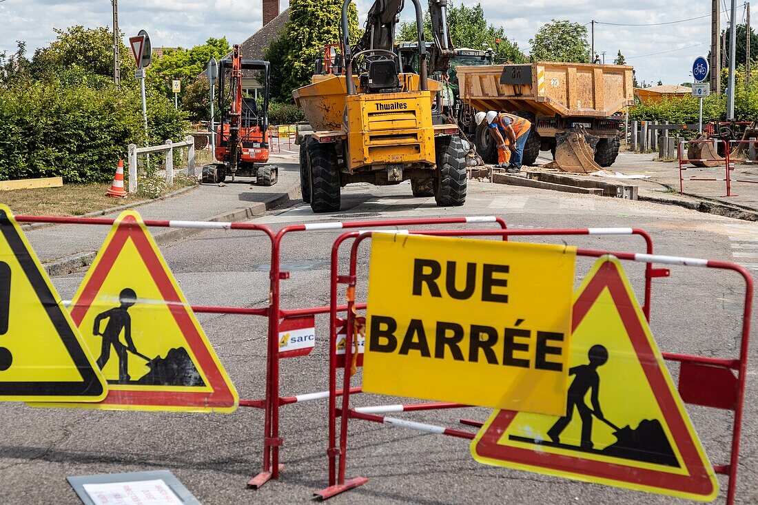 Wegen Bauarbeiten gesperrte Straße (Auswechseln der Hauswasserleitungen der Stadt), le neubourg, eure, normandie, frankreich