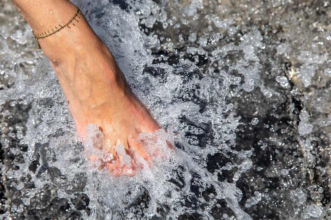 Eintauchen eines Fußes in das Wasser t der Wasserwand, avenue de la mer, raymond dugrand, montpellier, herault, occitanie, frankreich