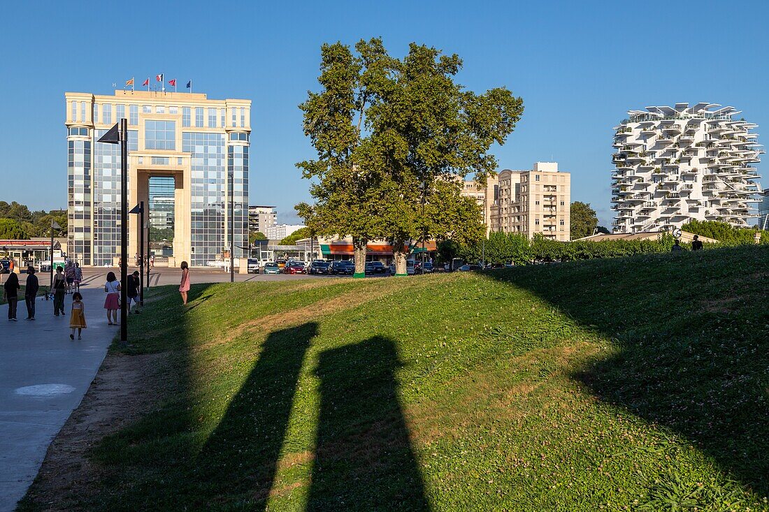 Sitz des Regionalrats Anguedoc-Roussillon und das moderne Gebäude arbre blanc, place de l'europe, montpellier, herault, occitanie, frankreich