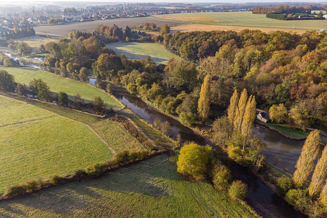 Herbstlandschaft an den Ufern der Risle, Rugles, Eure, Normandie, Frankreich