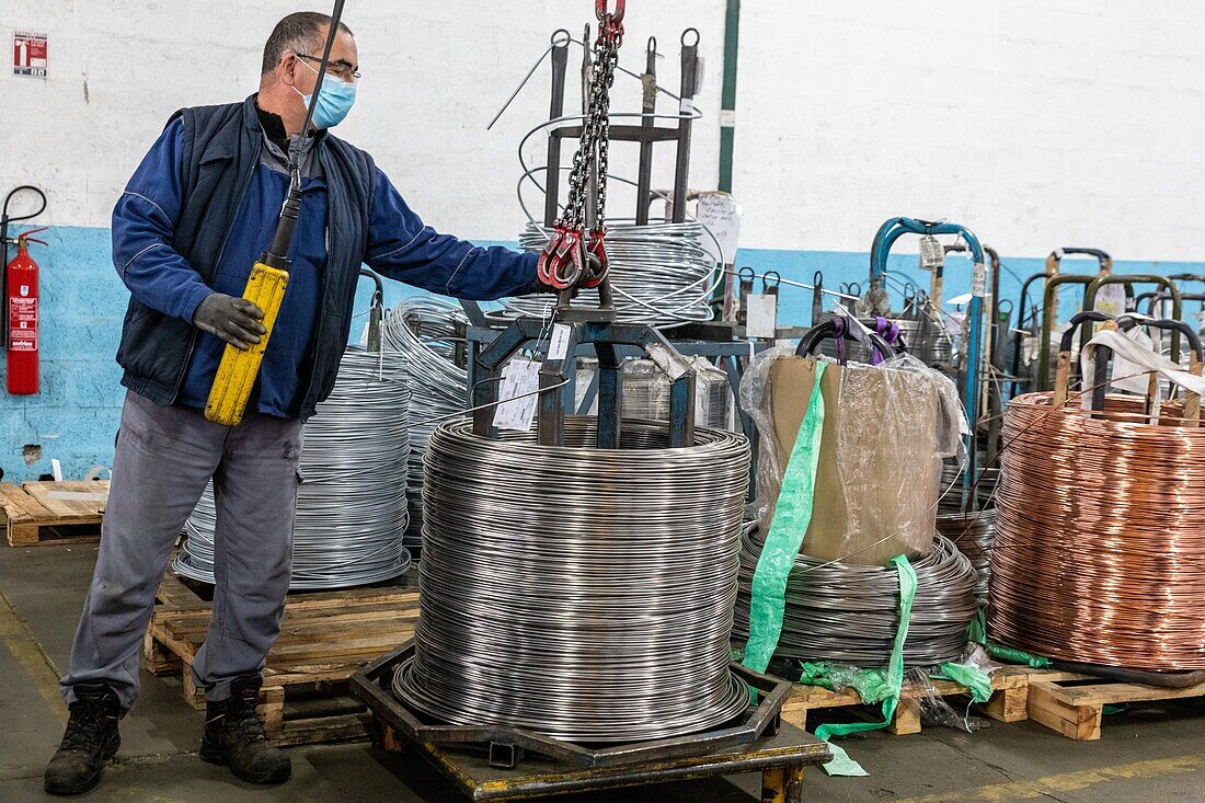 Arbeiter beim Lagern von Drahtspulen, Unternehmen Caliste-Marquis, das auf die Herstellung von Artikeln aus Metalldraht spezialisiert ist, ambenay, eure, normandie, frankreich