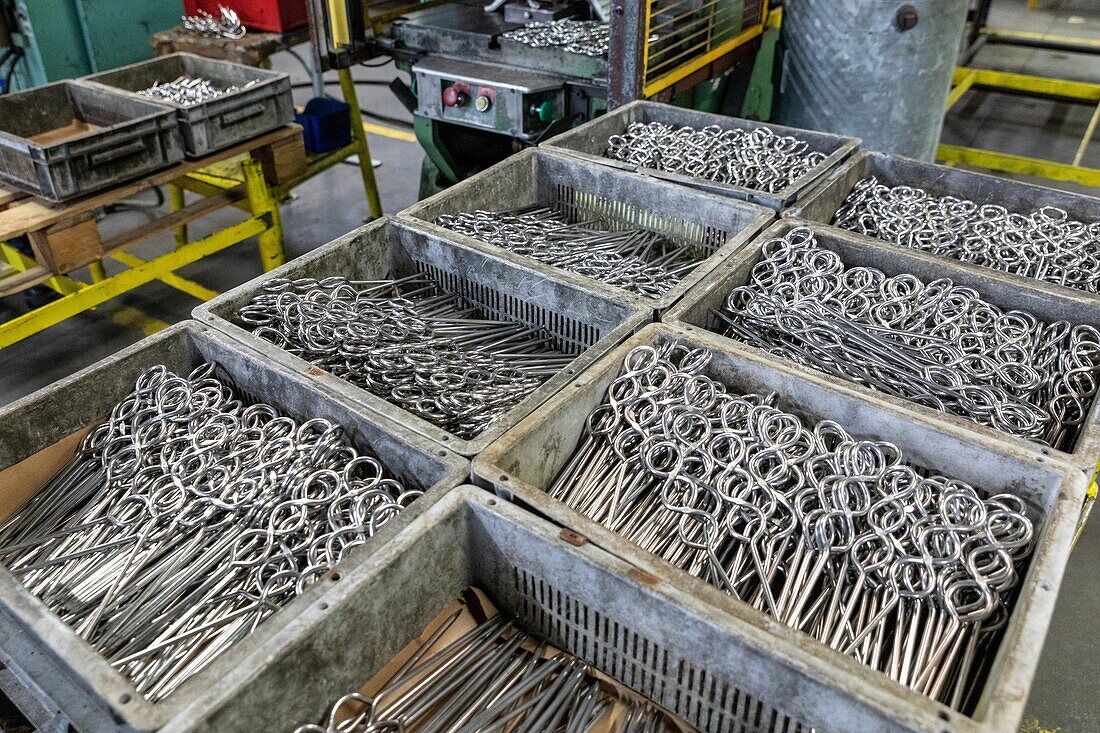 Herstellung von Fleischerhaken, Unternehmen Caliste-Marquis, spezialisiert auf die Herstellung von Artikeln aus Metalldraht, Ambenay, Eure, Normandie, Frankreich