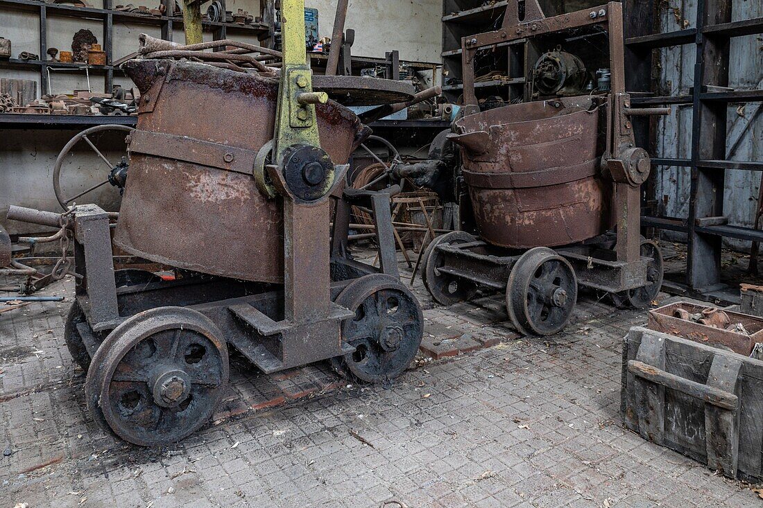 Wagen für den Transport von Metall in der Schmelze, Überreste der alten Fabrik, Weiler la forge, Rugles, Normandie, Frankreich