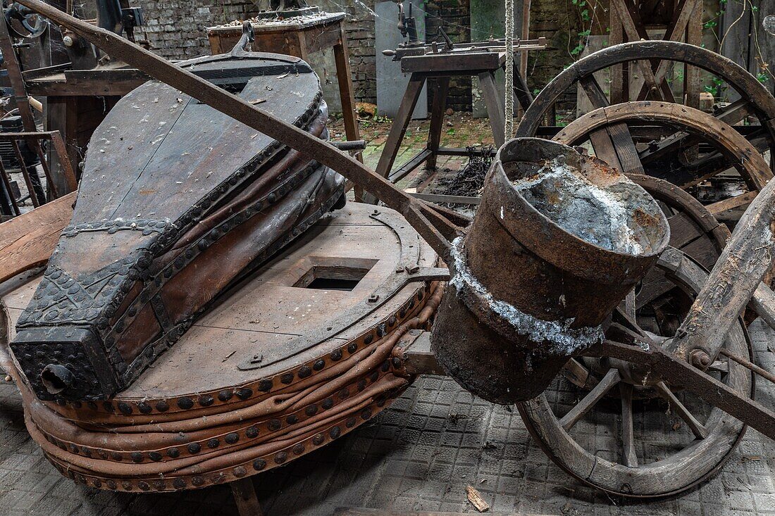 Reste der Materialien der alten Fabrik, Weiler von la forge, Rugles, Normandie, Frankreich