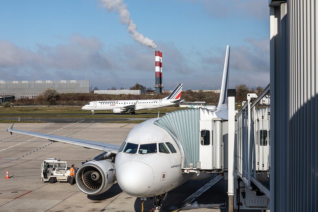 Flugzeuge auf der Rollbahn zum Einsteigen und Abheben, Flughafen Roissy-Charles-de-Gaulle, Paris, Frankreich
