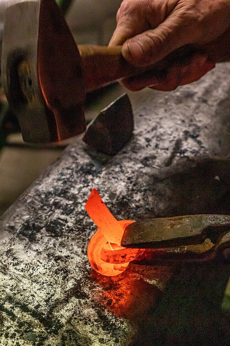 Stahl, der aus der Schmiede kommt, um geformt zu werden, die Kunst der Eisenbearbeitung, nicolas martin, gelernter metallverarbeiter, beaumais forge, gouville, mesnil-sur-iton, eure, normandie, frankreich