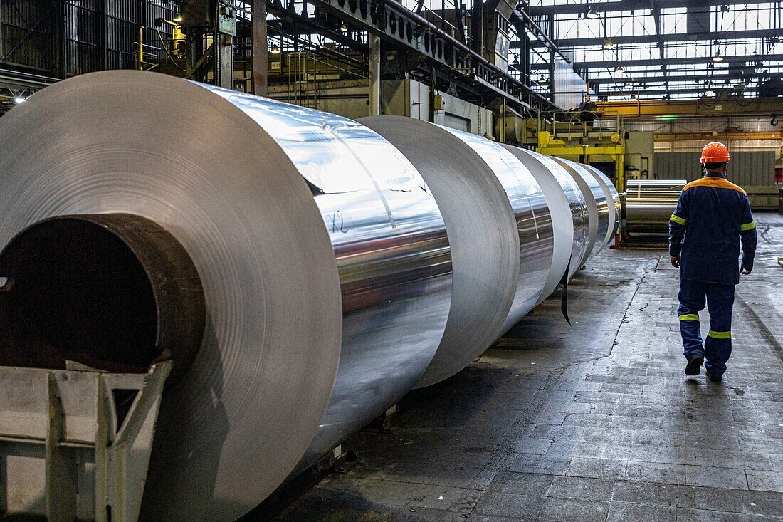 Lagerung von Aluminiumspulen vor dem Glätten, eurofoil-Fabrik, Unternehmen für Aluminiummetallurgie, Rugles, Eure, Normandie, Frankreich