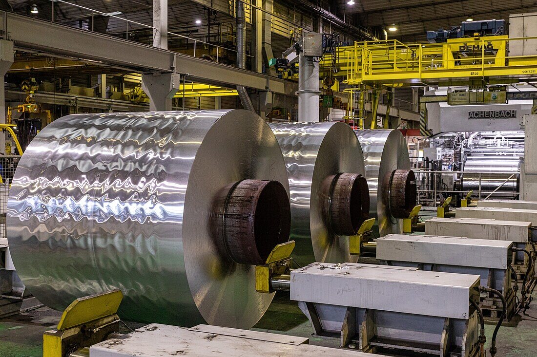 Lagerung von Aluminiumspulen in Erwartung des Glättens, eurofoil-Fabrik, auf Aluminiummetallurgie spezialisiertes Unternehmen, Rugles, Eure, Normandie, Frankreich