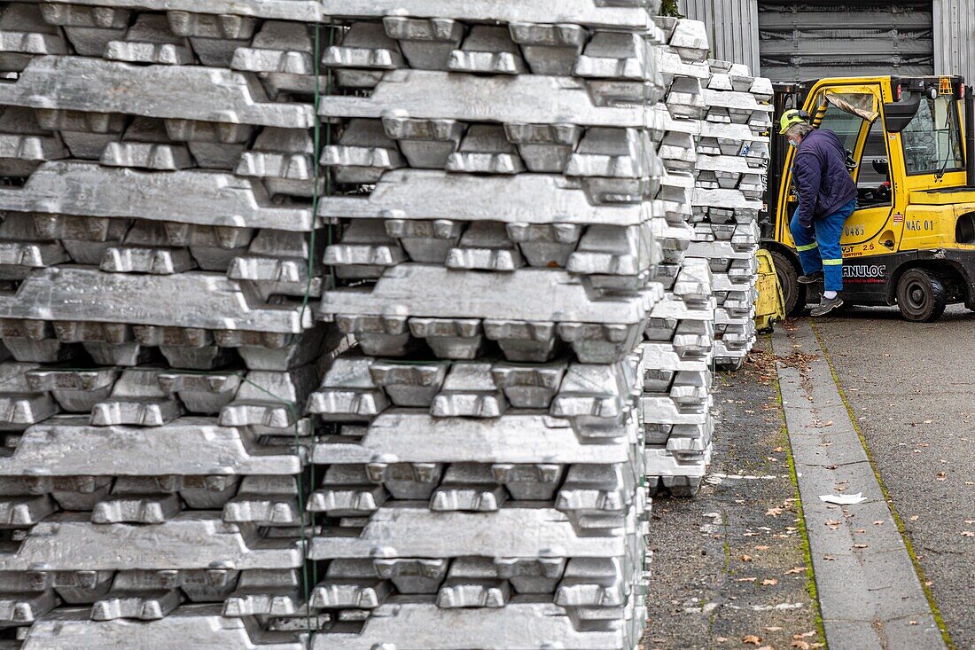 Aluminiumbarren, das Rohmaterial für die Herstellung von Spulen, eurofoil factory, auf Aluminiummetallurgie spezialisiertes Unternehmen, Rugles, Eure, Normandie, Frankreich