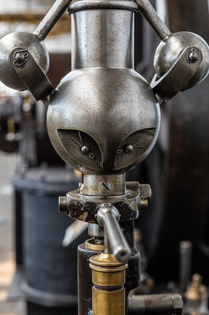 Detail eines Gasmotors mit Wattregler, das lebende Energiemuseum, rai, orne, normandie, frankreich