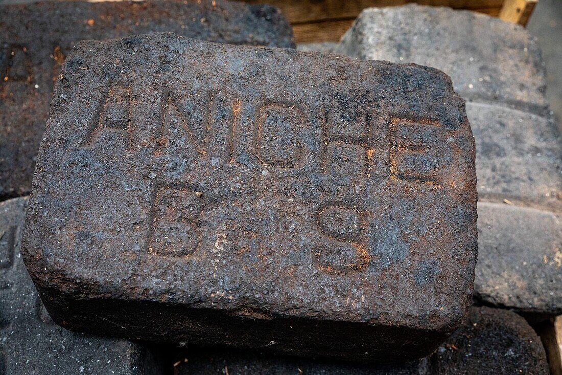 Ziegelstein aus Aniche-Kohle für einen Lokomotivkessel, das lebende Energiemuseum, rai, orne, normandie, frankreich