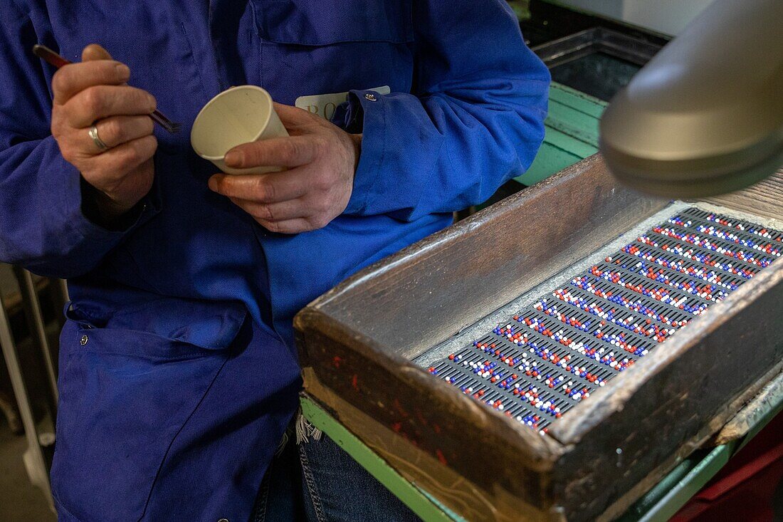 Handsortierung von Nadeln mit Muranoglas-Nadelköpfen, fabrik der manufaktur bohin, lebender wintergarten der nadel und des stifts, saint-sulpice-sur-risle, orne (61), frankreich