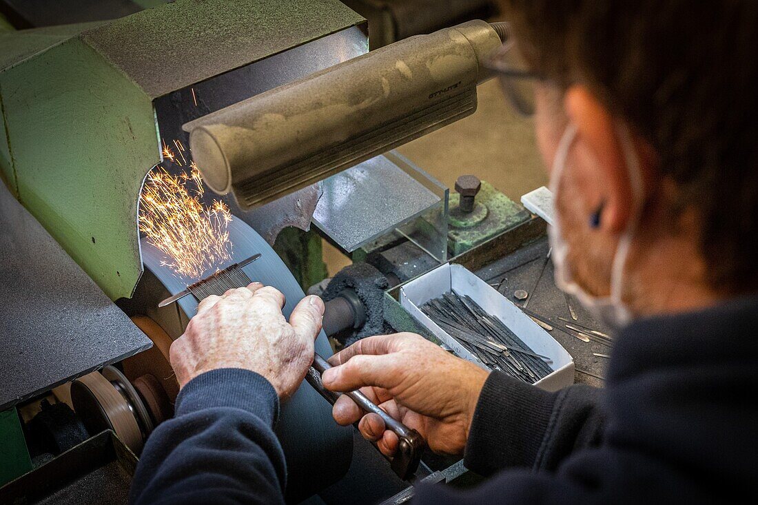 Worker in the needle-polishing workshop, factory of the manufacture bohin, living conservatory of the needle and pin, saint-sulpice-sur-risle, orne (61), france