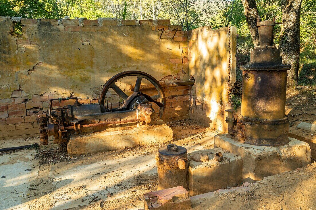 Überreste der Dampfmaschine und der Pumpen, die zur Gewinnung des Ockers verwendet wurden, Ockerbrüche des Colorado provencal, regionaler Naturpark des Luberon, Vaucluse, Provence, Frankreich