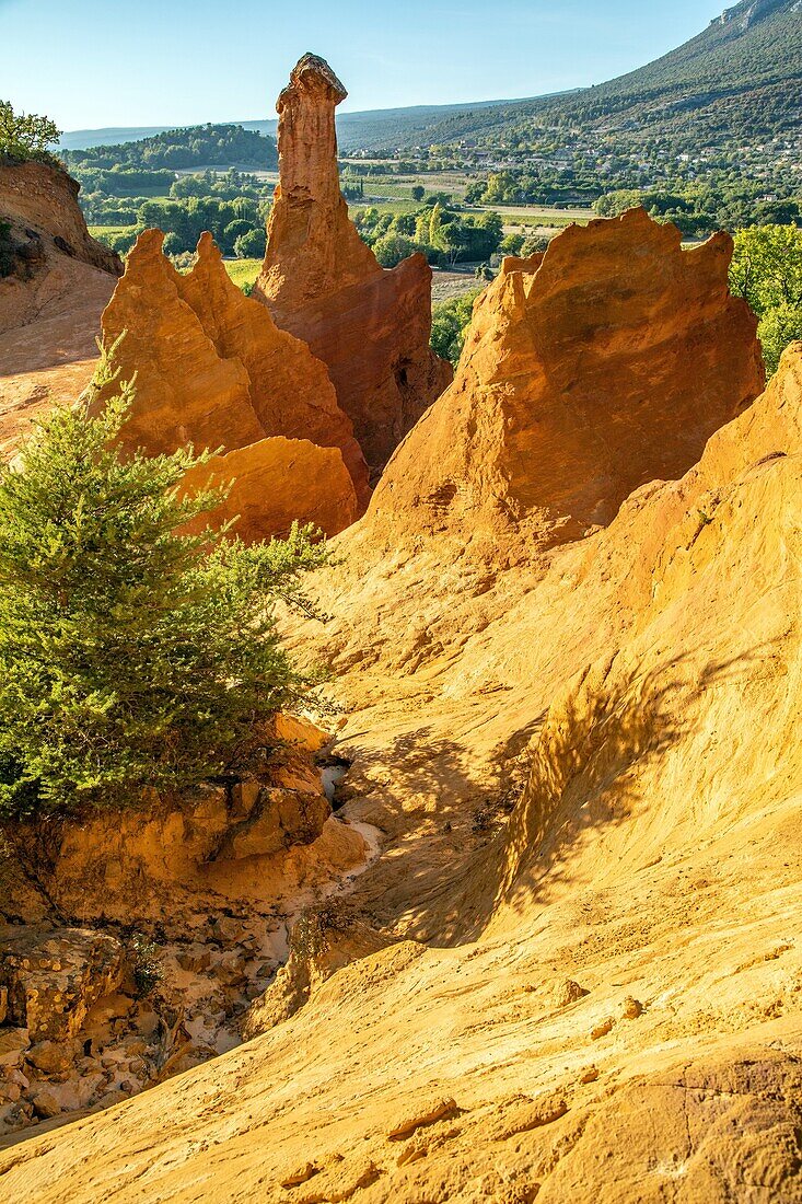 Feenkamin, Ockersteinbrüche des Colorado Provencale, regionaler Naturpark des Luberon, Vaucluse, Provence, Frankreich