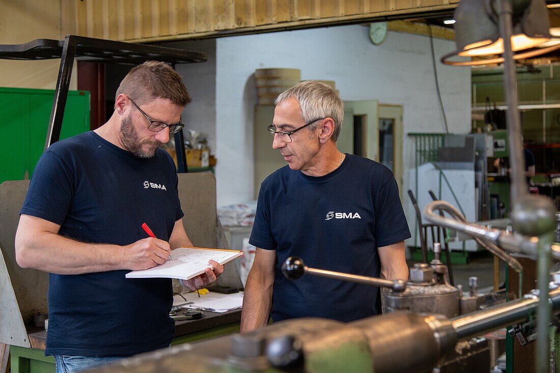 Chef gibt seinem Arbeiter Anweisungen, sma, societe mecanique aiglonne, metallurgische industrie, saint-martin-d'ecublei, orne, normandie, frankreich