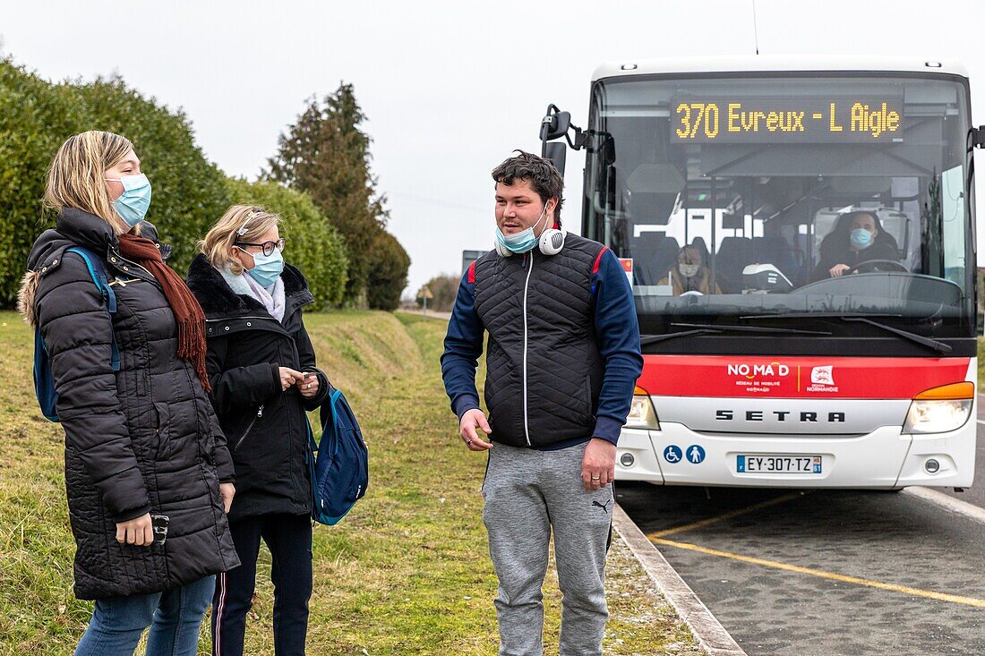 Autonome Bewohner, die den Bus nehmen, um zur Arbeit im esat zu fahren, Pflegeheim für Erwachsene mit leichten geistigen Behinderungen, residence du moulin de la risle, le moulin rouge, rugles, eure, normandie, frankreich