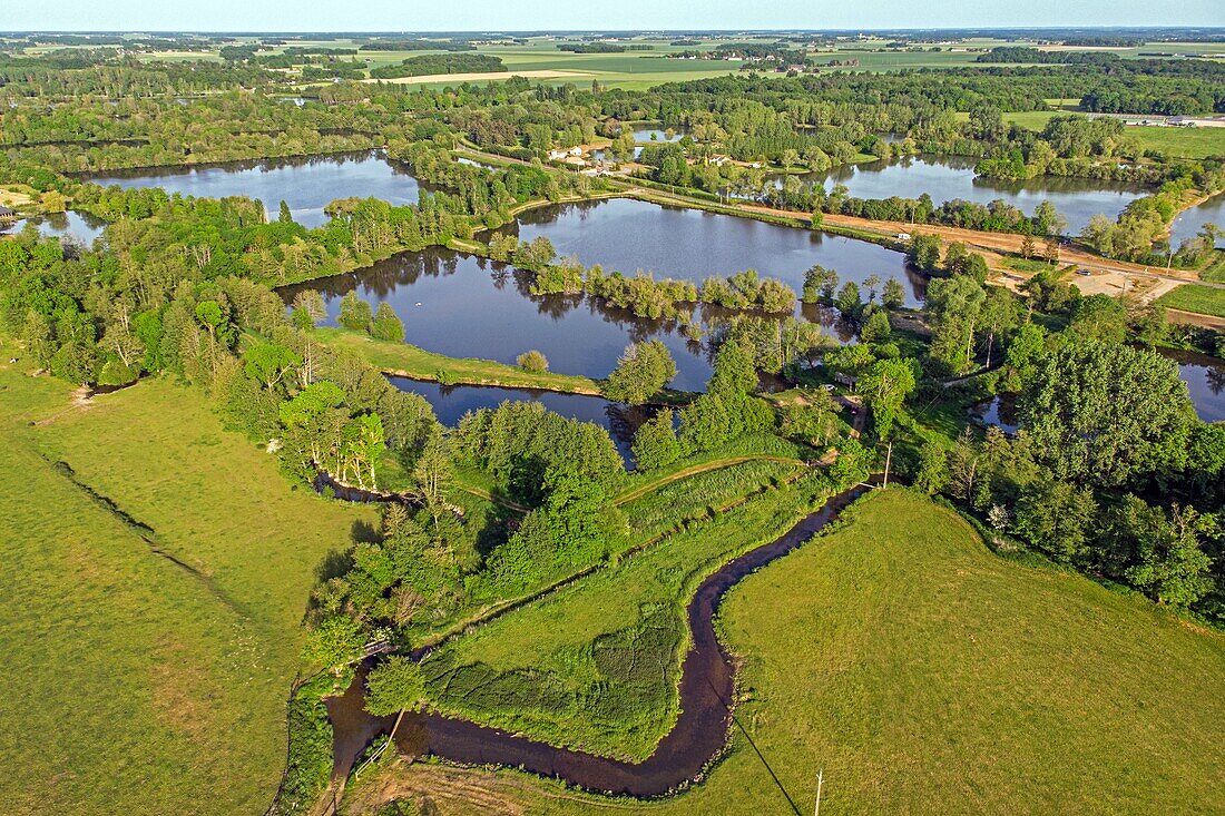 Luftaufnahme des Flusses Iton, der die Fischteiche speist, Cintray, Tal des Flusses Iton, Eure, Normandie, Frankreich