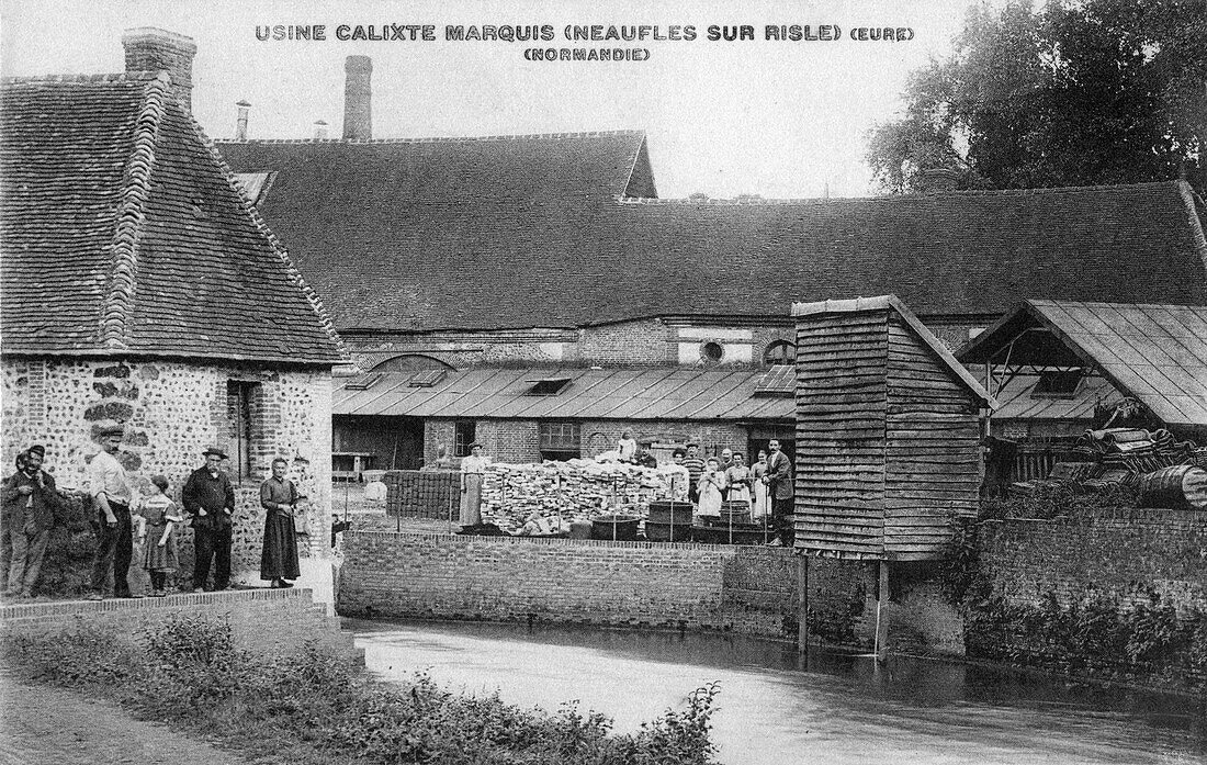 Arbeiter vor der Fabrik Calixte Marquis in den 1920er Jahren, Ufer des Flusses, Risletal, Eure, Normandie, Frankreich