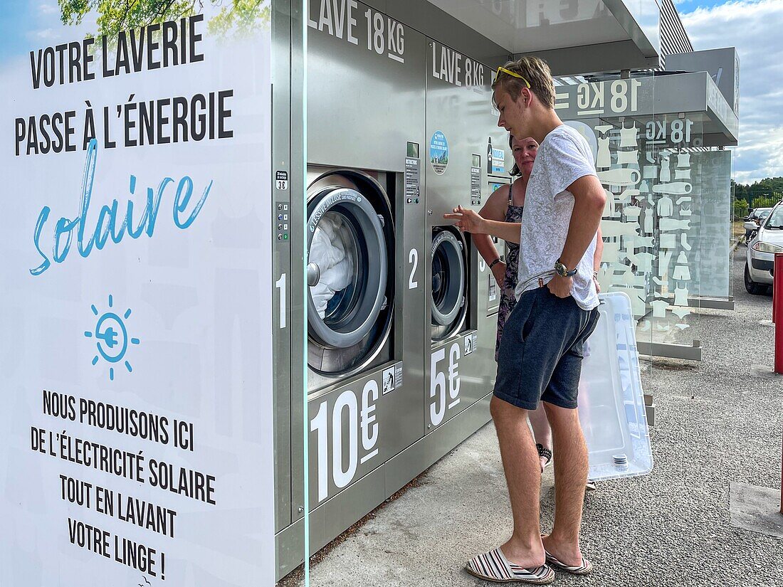 Waschsalon mit Solarenergie, eine Revolution des Waschens zum Schutz der Umwelt und des Planeten, l'aigle, orne, normandie, frankreich