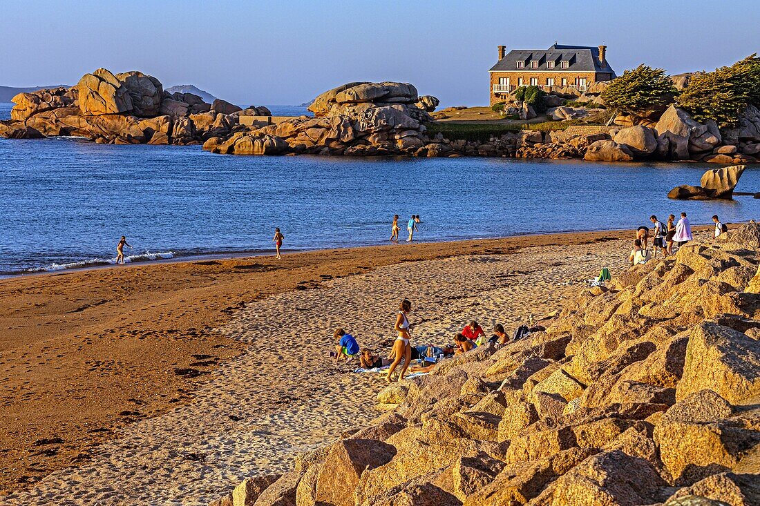 Granite beach, shingle beach of toul drez, renote island point, tregastel, pink granite coast, cotes-d’armor, brittany, france