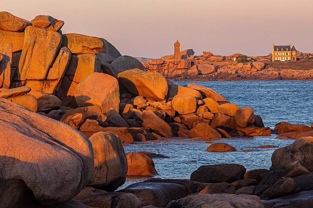 Blick von den rosa Granitfelsen des Leuchtturms von Ploumanach bei Sonnenuntergang, Renote Island Point, Tregastel, rosa Granitküste, Cotes-d'Armor, Bretagne, Frankreich