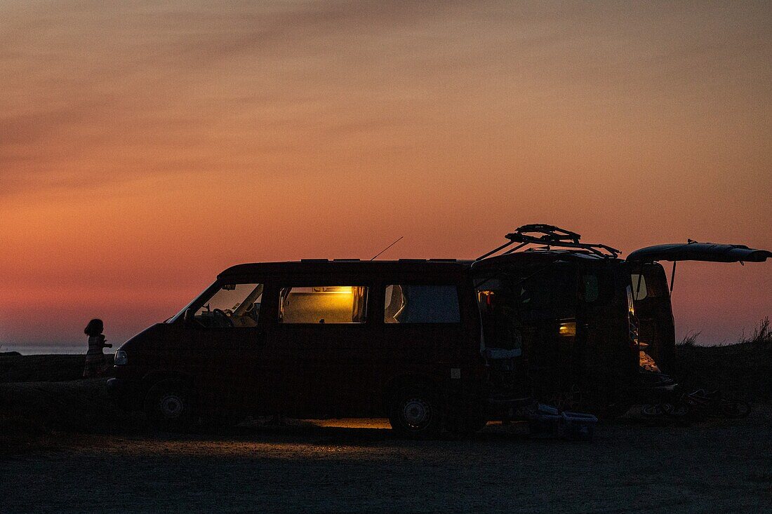 Campingwagen bei Einbruch der Dunkelheit, Spitze der Insel Renote, Tregastel, Côte de Granit Rose (rosa Granitküste), Cotes-d'Amor, Bretagne, Frankreich